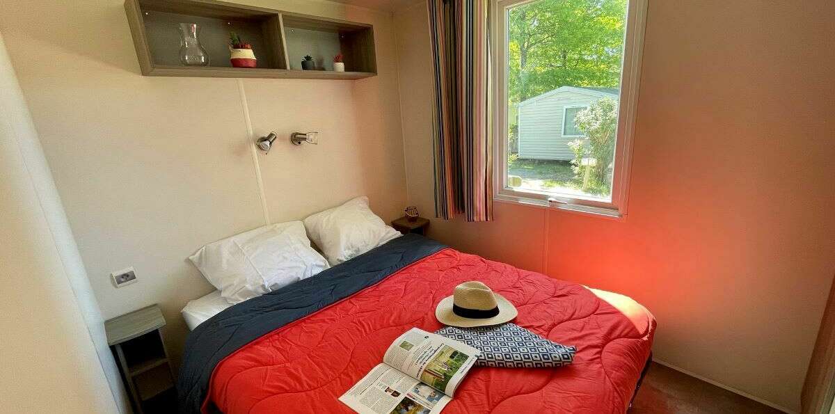 chambre d'un bungalow au camping Le Pressoir