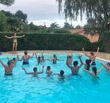 vacanciers dans la piscine du camping le pressoir 