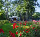 coin détente et fleuri au Camping Paradis Le Ruou