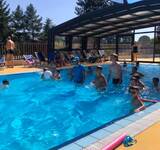 Vacanciers dans la piscine val de coise 