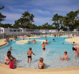 Camping Paradis les galets de la molliere et son animation dans la piscine