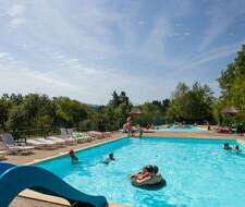 bassin extérieur du Camping Paradis Les Gorges du Haut Bugey