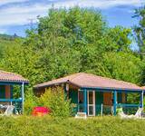 mobil-homes et terrasses ensoleillées du Camping Paradis Les Gorges du Haut Bugey