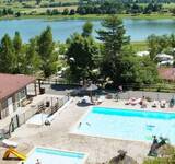 vue du ciel de l'espace aquatique du Camping Paradis Les Gorges du Haut Bugey