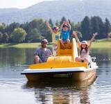 pedalo en famille au Camping Paradis Les Gorges du Haut Bugey