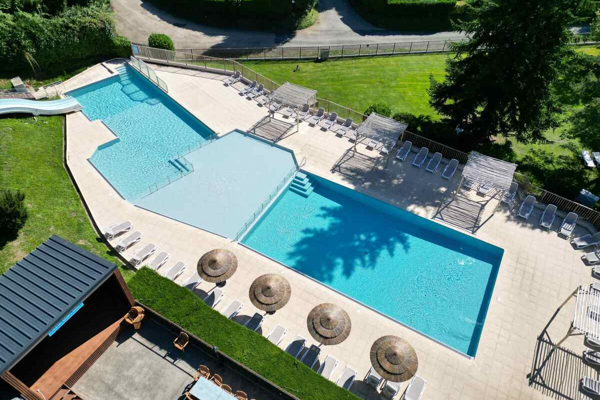 Photo prise par un drone de la piscine du Camping Paradis Marmotel