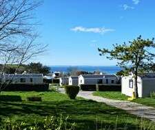 emplacements et bungalow avec vue sur la mer au camping Mer d'Iroise