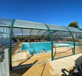 piscine sous le soleil au Camping Paradis la Mer d'Iroise en Bretagne