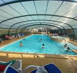 piscine couverte au Camping Paradis la Mer d'Iroise en Bretagne