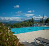 piscine et jets d'eau avec vue sur les paysages au camping Midi Pyrenees