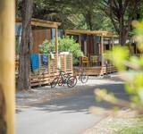 vélos à côté d'un mobil home au camping by Nai'a