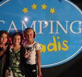 enfants devant le logo du camping paradis Les Rochelets