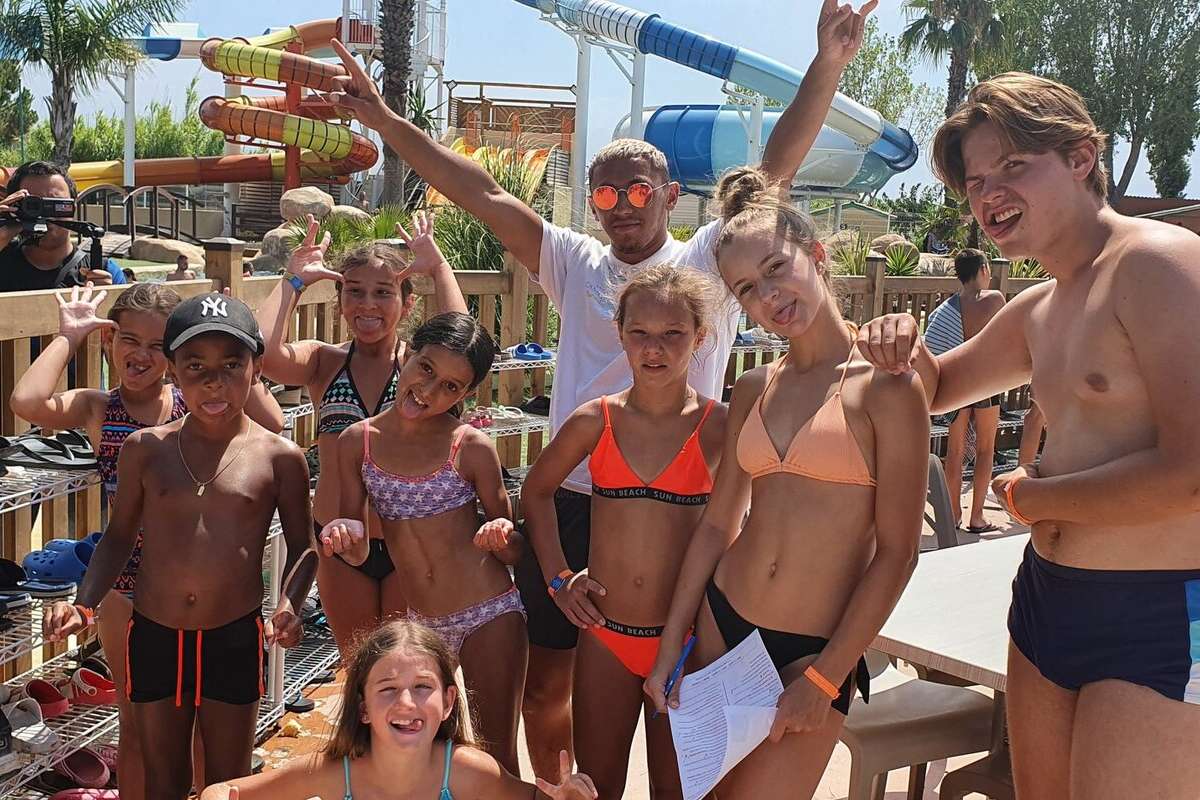 vacanciers enfants devant toboggan du camping Les Rochelets