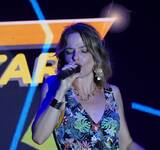 chanteuse au Paradis des Stars 2021 au camping Les Rochelets