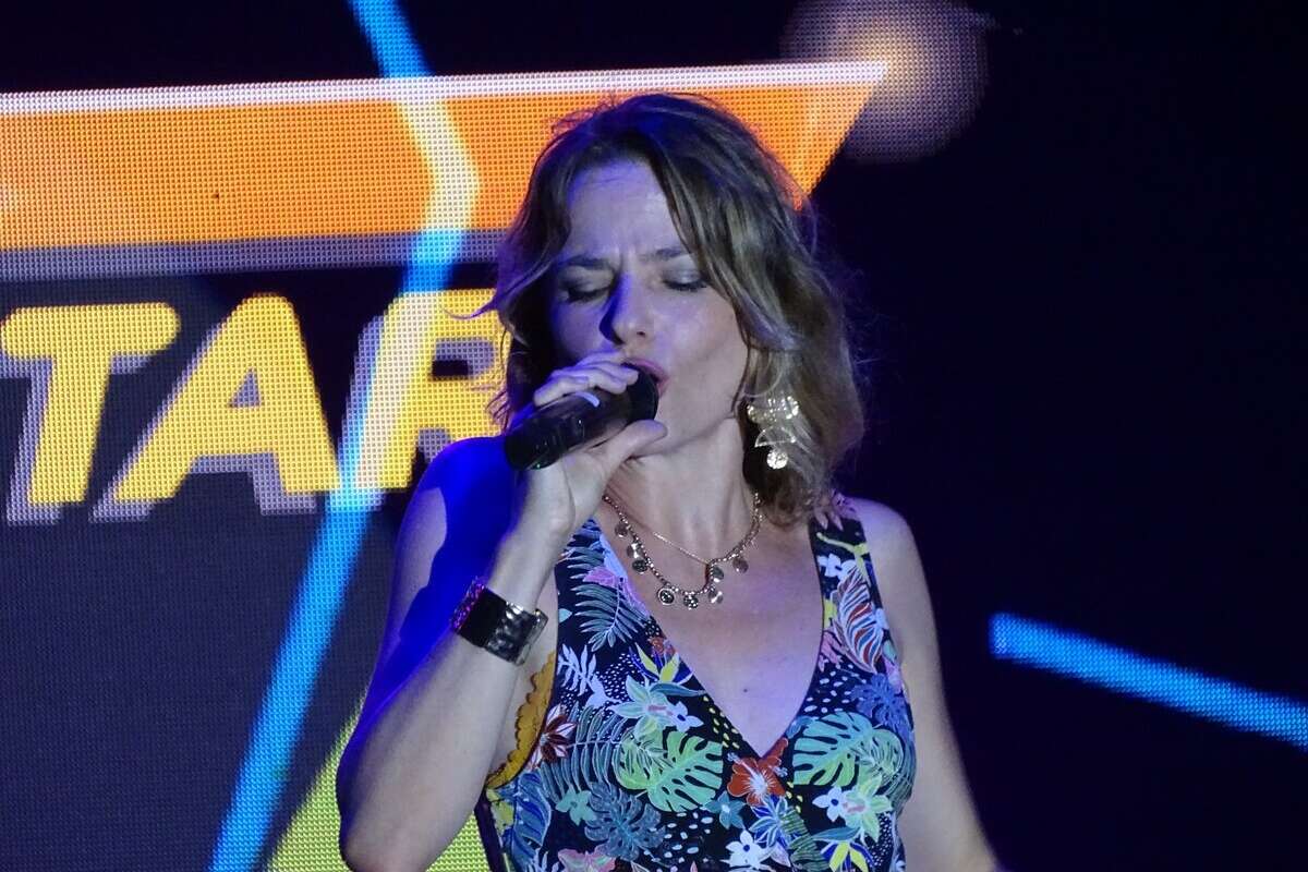 chanteuse au Paradis des Stars 2021 au camping Les Rochelets
