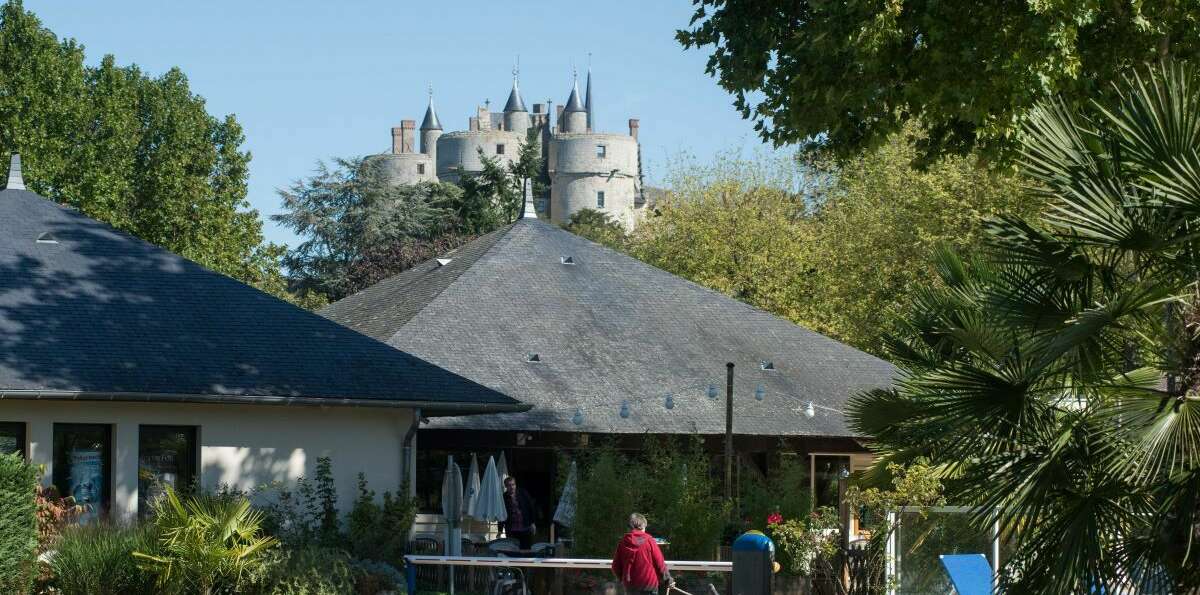 camping Les Nobis d'Anjou avec vue sur le château