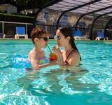 vacanciers à la piscine du camping nobis d'anjou