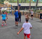 vacanciers jouant au volley camping océan vacances