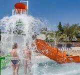 jets d'eau et toboggan au Camping Paradis L'Orangeraie