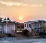 mobil-homes sous le coucher de soleil au Camping Paradis l'Orangeraie en Espagne