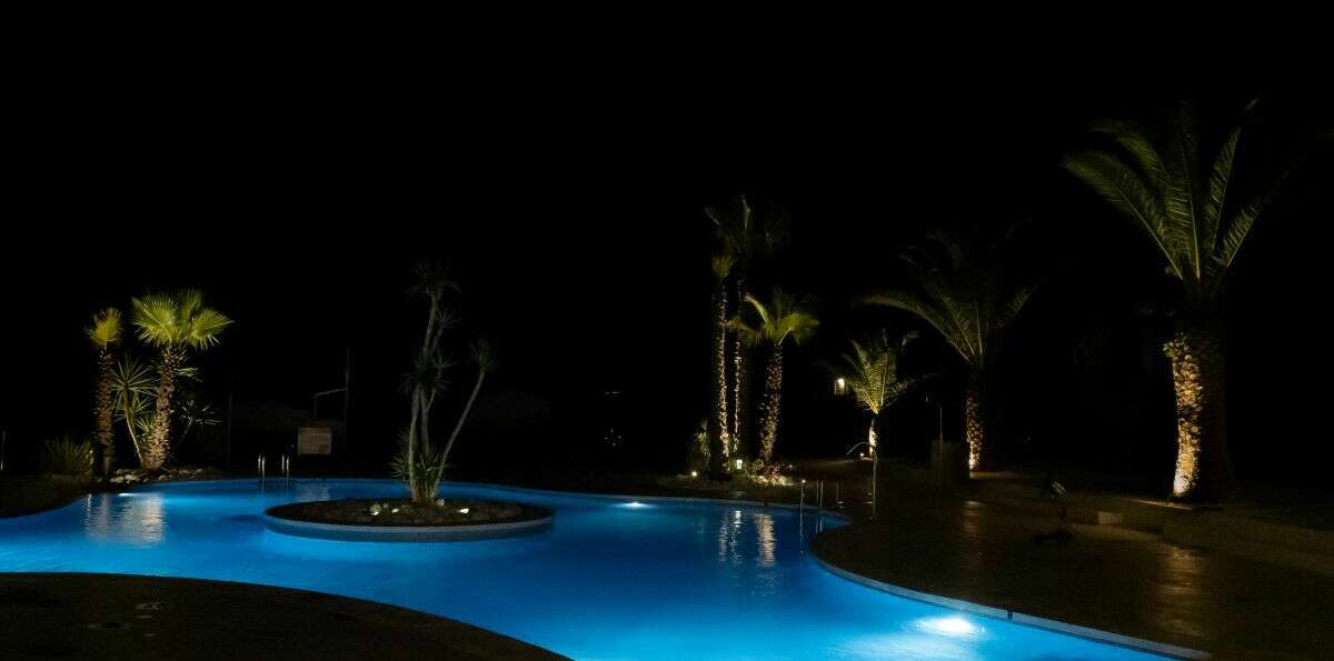 piscine extérieure de nuit au Camping Paradis l'Orangeraie en Espagne