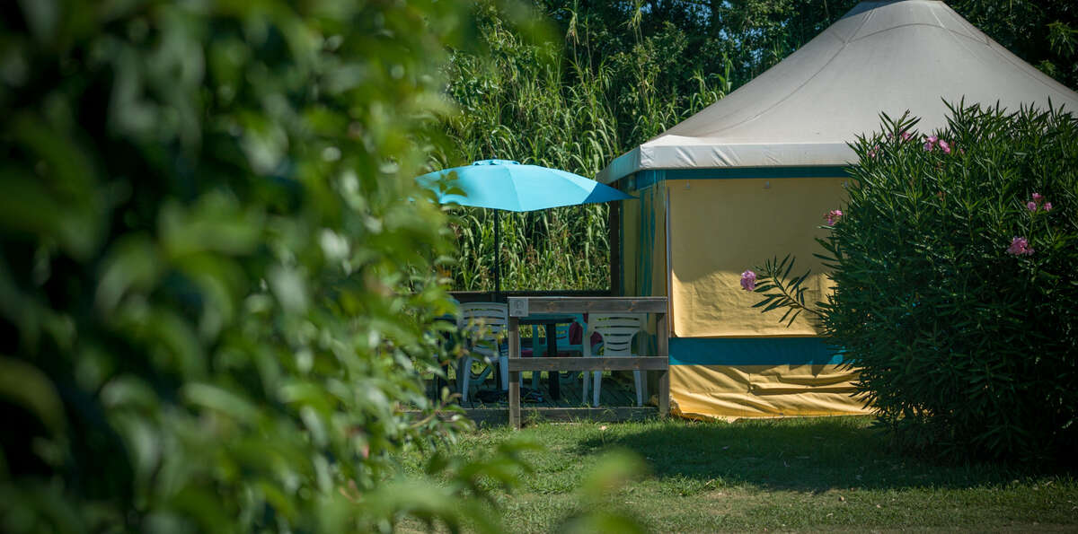 petite terrasse devant tente du Camping Paradis Le Pearl
