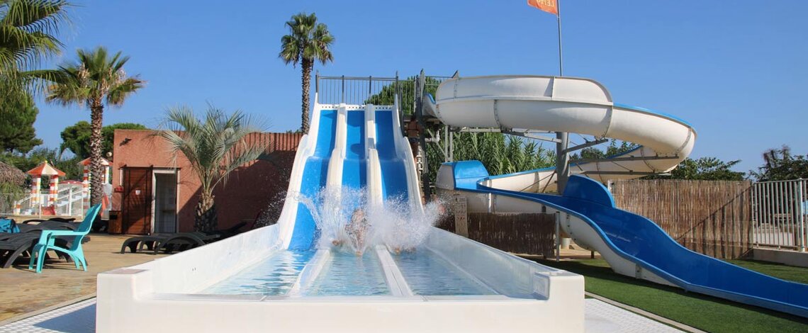 Toboggan avec enfants en camping