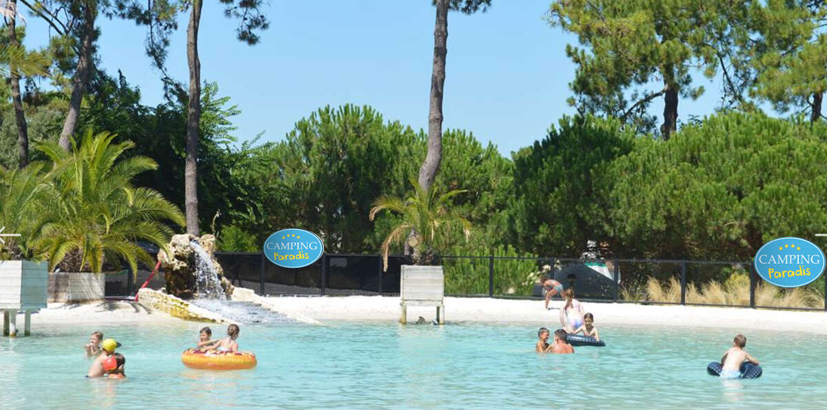 vacanciers dans le lagon du camping  Les Pins d'Oléron avec logos Camping Paradis