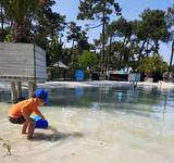 enfant jouant dans l'espace aquatique au Camping Paradis les Pins d'Oléron