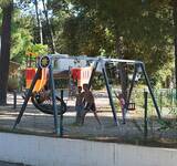 enfants jouant à la balançoire au pins d'oléron