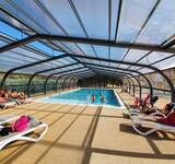 vue intérieure de la piscine couverte du camping Les Pins Royan