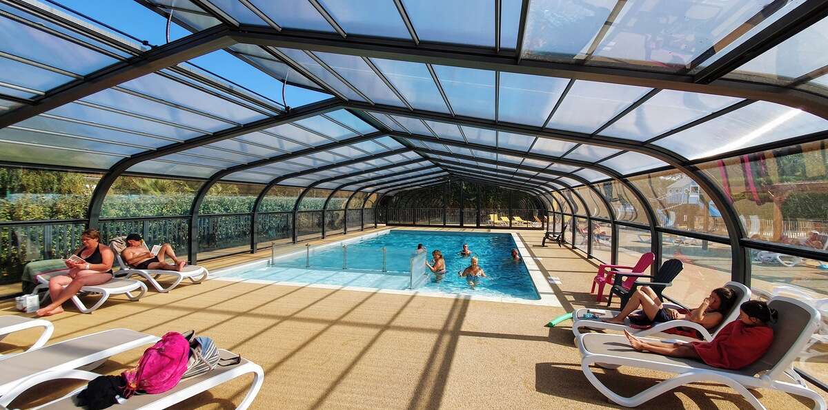 vue intérieure de la piscine couverte du camping Les Pins Royan