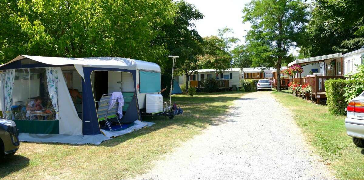 emplacements nus et tentes au Camping Paradis Les Pins Royan en Charente-Maritime
