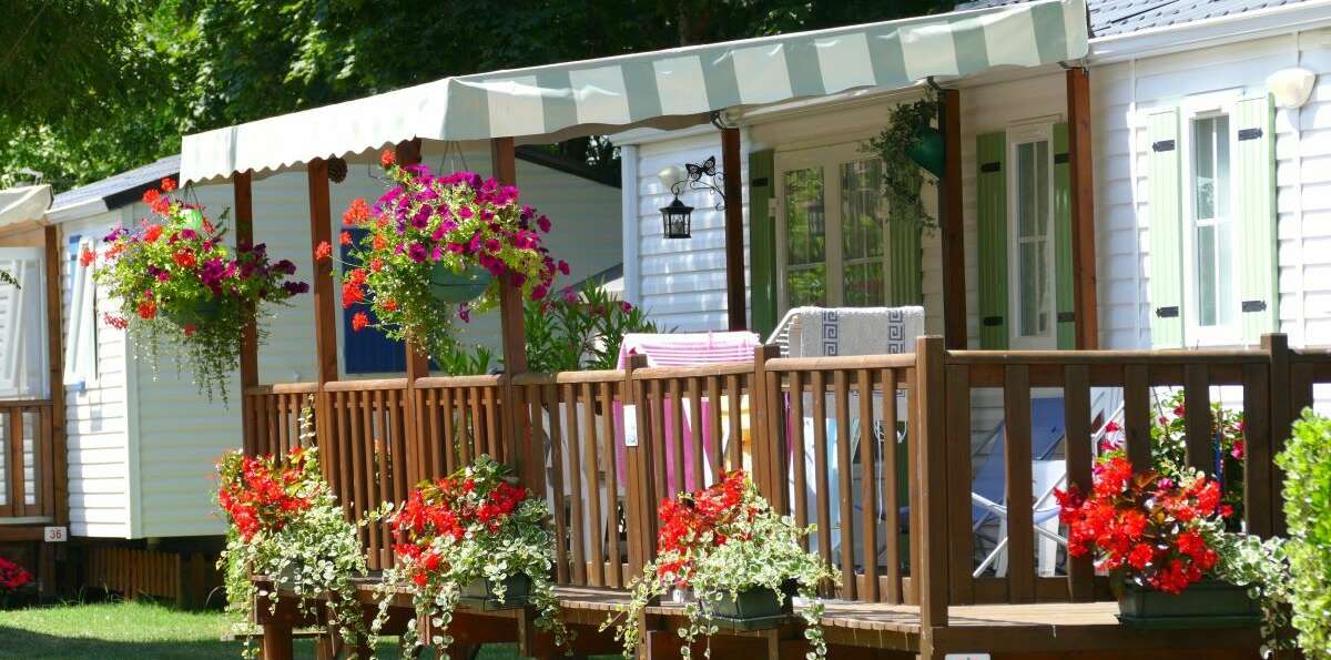 mobil-home luxueux fleuri au Camping Paradis Les Pins Royan en Charente-Maritime