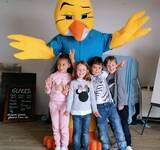 piki la mascotte pose avec les enfants du camping Pins Royan