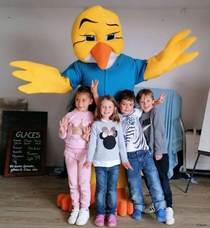 piki la mascotte pose avec les enfants du camping Pins Royan