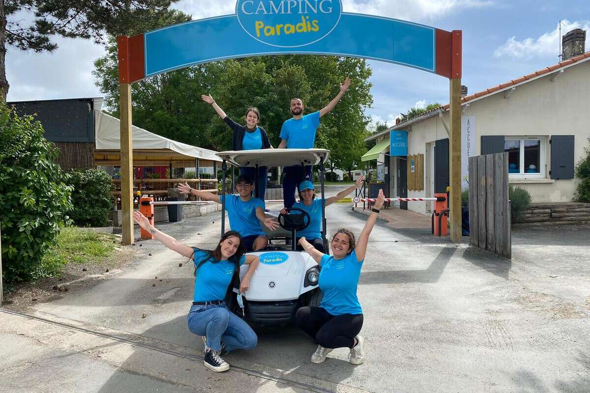 équipe dans la voiturette camping paradis devant le porche des Pins Royan