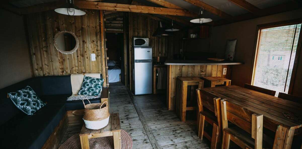 salon intérieur d'un chalet au Camping Paradis Les Pins Soulac en Gironde