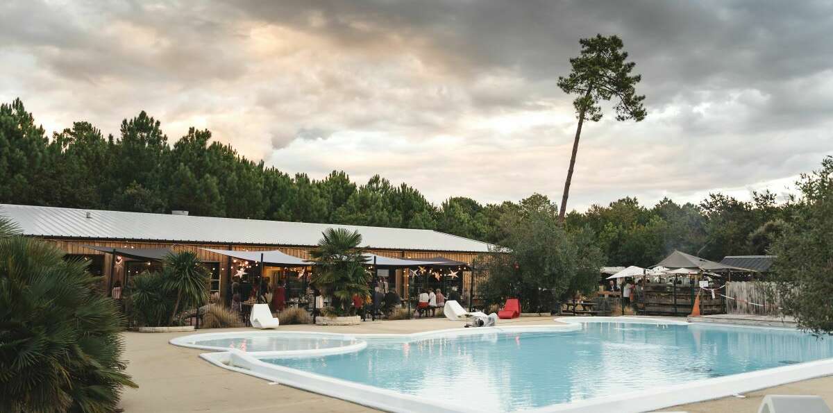 espace aquatique et piscine extérieure au Camping Paradis Les Pins Soulac en Gironde