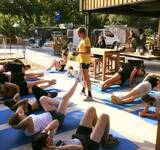 Vacanciers faisant du yoga au camping pin soulac 