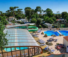 vue panoramique de l'espace aquatique et des mobil homes au camping La Pomme de Pin