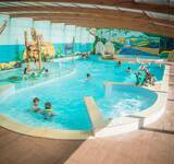 piscine intérieure avec enfants au Camping Paradis La Pomme de Pin