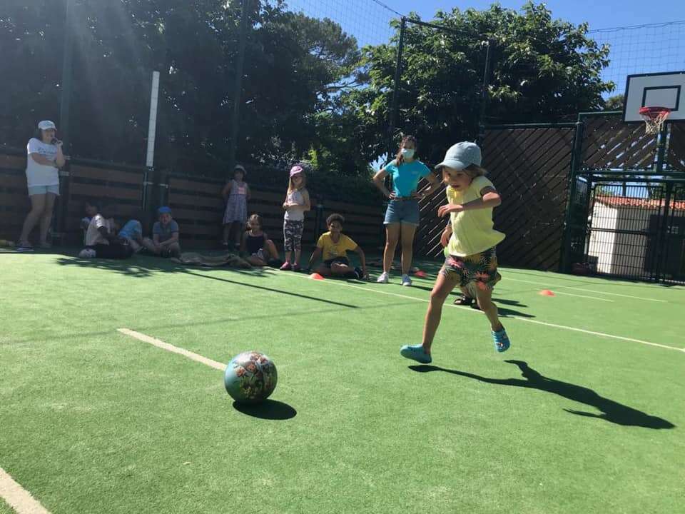 fillette jouant au football au camping Pomme de Pin