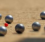 boules de pétanque et cochonnet au camping Pomme de Pin
