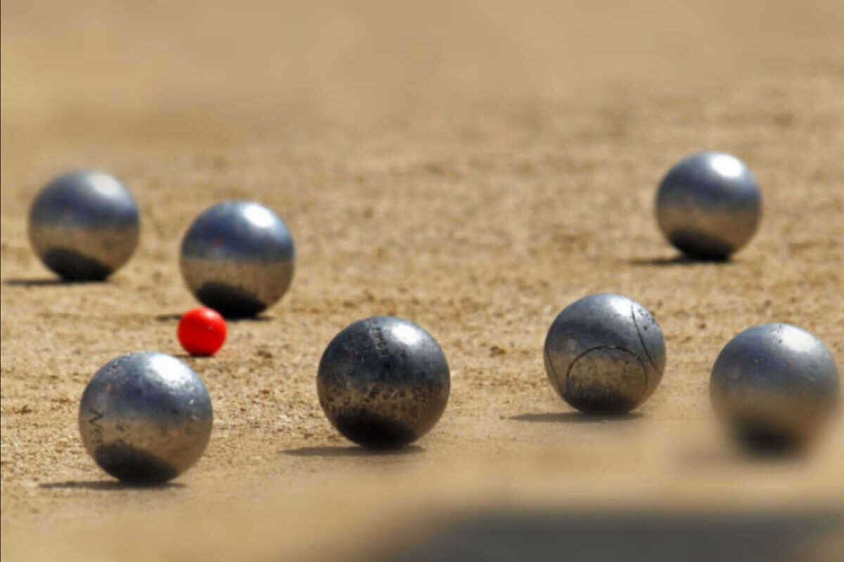 boules de pétanque et cochonnet au camping Pomme de Pin