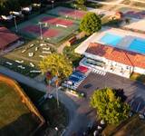 vue panoramique des terrains de tennis et de la piscine au camping Les Rives de l'Adour