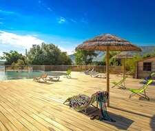espace tranquille au bord de la piscine du camping La Roudelière