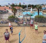 vacanciers jouant au volleyball au camping sol à gogo