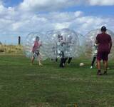 vacanciers jouant au foot utah beach