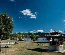 espace pique-nique et barbecue du Camping Paradis Vallée du Lot, à Pujols